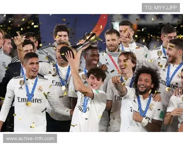 足球四大天王合影，彰显球场霸气与兄弟情深，尽显豪华阵容的荣耀时刻