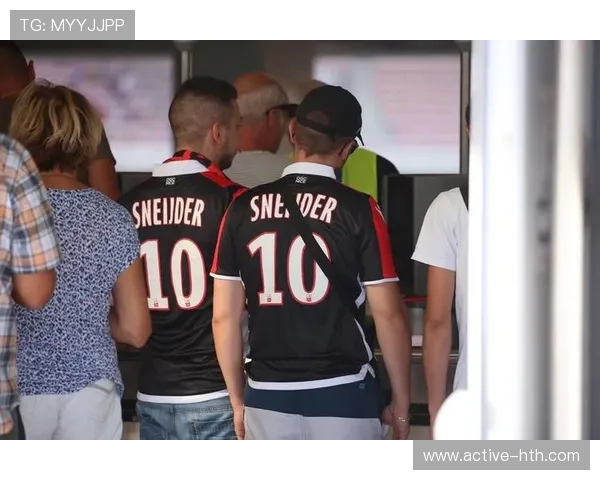 足球明星炫酷入场瞬间：聚焦赛场开幕式上的视觉盛宴与球迷热烈欢呼